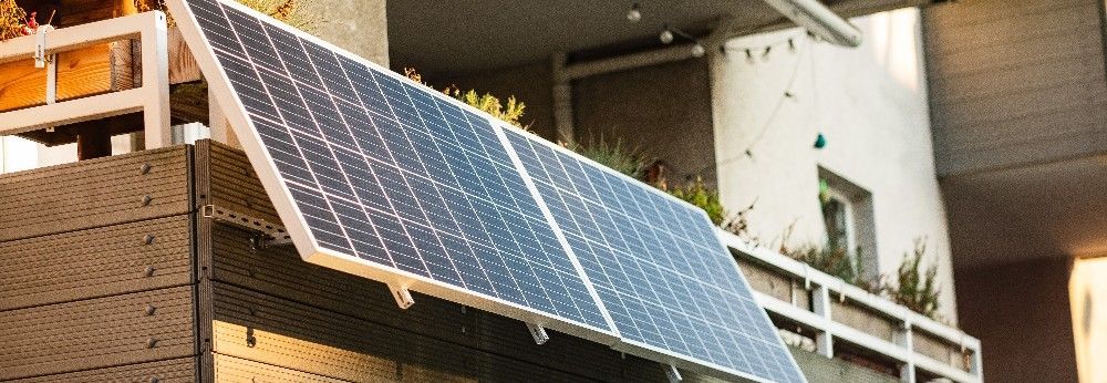 Zwei Solarpanele an Balkongeländer
